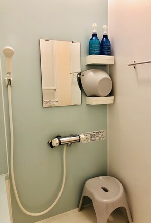 Standardzimmer (Family) | Badezimmer | Duschwanne, kostenlose Toilettenartikel, Haartrockner