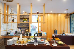 Breakfast, lunch, dinner served; local and international cuisine