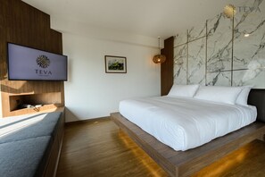 Penthouse Jacuzzi Suite | Minibar, caja fuerte, escritorio y cortinas opacas