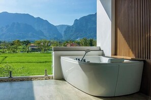 Panoramic Jacuzzi Suite | 미니바, 객실 내 금고, 책상, 암막 커튼