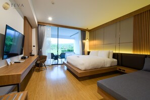 King Jacuzzi Suite | Minibar, caja de seguridad en la habitación y escritorio 