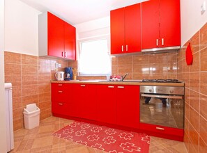 Refrigerador, horno, placa de cocina, cafetera/tetera