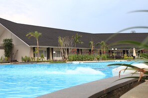Outdoor pool - Hotel Suni Sentani Managed by East Season (JAYAPURA)