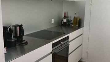 Kühlschrank, Ofen, Geschirrspüler, Hochstuhl