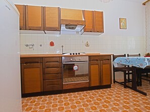 Fridge, oven, stovetop, coffee/tea maker