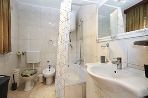 Bathtub - Apartment 1352/12721 (Istria - Pula), 750m from the beach (Pula)
