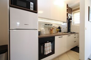Kühlschrank, Mikrowelle, Ofen, Herdplatte