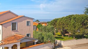 A residential area with houses featuring red-tiled roofs and stucco walls. - Apartment 1359/16593 (Istria - Peroj), 500m from the beach (Peroj)