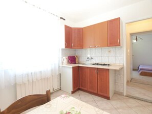 Refrigerador, placa de cocina, cafetera/tetera, utensilios de cocina