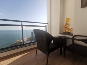 In-room safe, desk, blackout drapes, iron/ironing board - Nan Hai International Hotel (Sihanoukville)