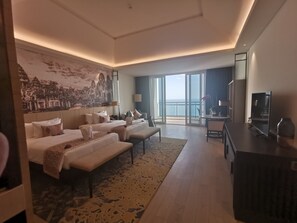 Tallelokero huoneessa, työpöytä, pimennysverhot, silitysrauta/-lauta