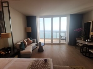 In-room safe, desk, blackout drapes, iron/ironing board - Nan Hai International Hotel (Sihanoukville)