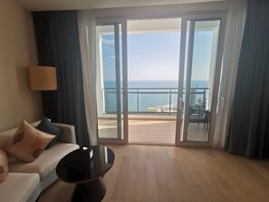 Tallelokero huoneessa, työpöytä, pimennysverhot, silitysrauta/-lauta