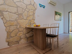 Dining - Studio apartment 1364/12839 (Istria - Pula), 2500m from the beach (Pula)