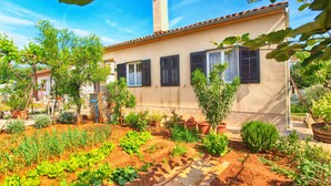 A house with a garden, a chimney, and a fence. - Apartment 1365/12840 (Istria - Pula), 1500m from the beach (Pula)