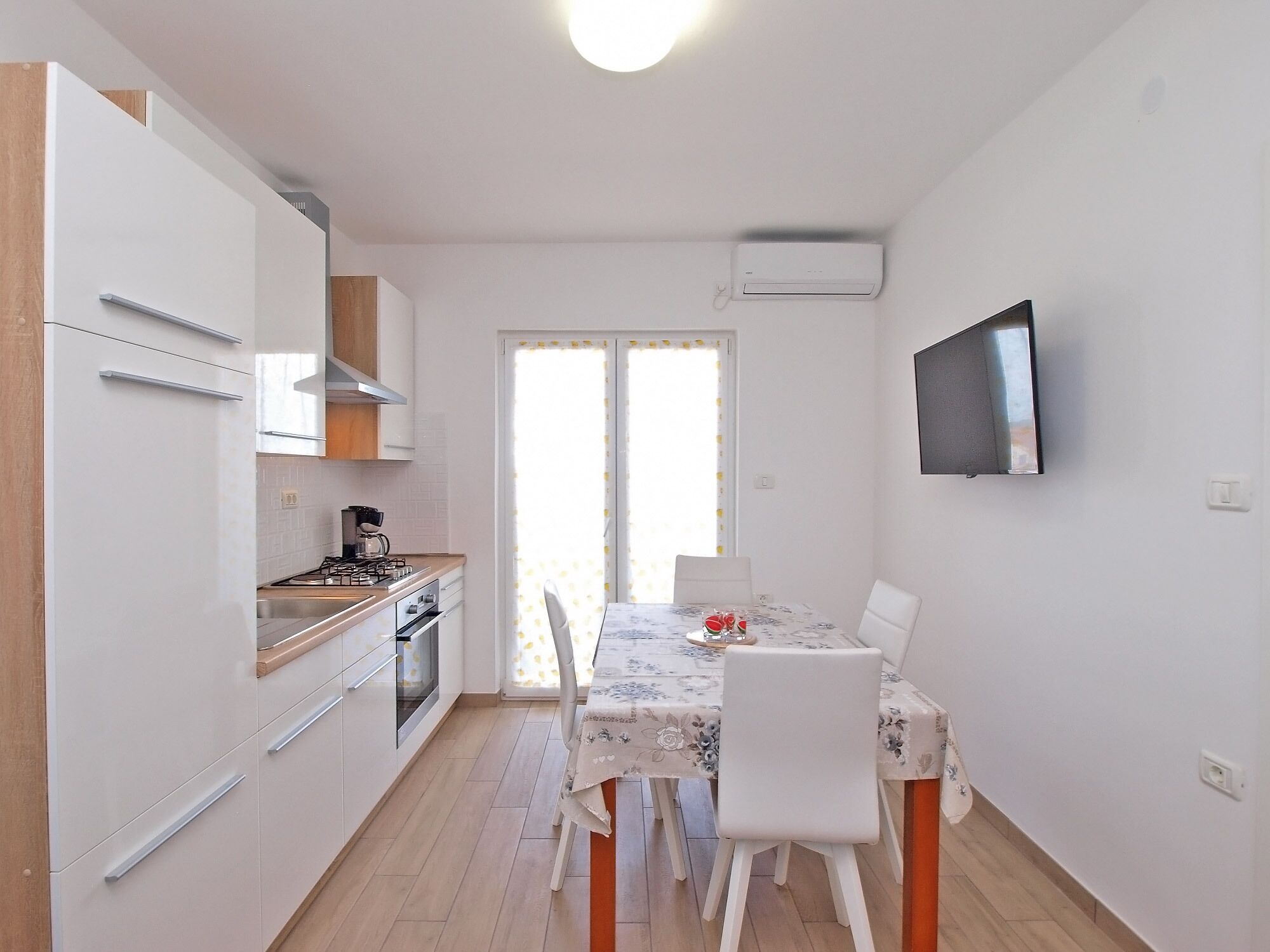 Fridge, oven, stovetop, coffee/tea maker