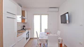 Fridge, oven, stovetop, coffee/tea maker