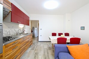 Fridge, microwave, oven, stovetop - Apartment 1371/12914 (Istria - Pjescana Uvala), 100m from the beach (Pjescana Uvala)