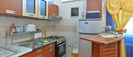 Refrigerador, horno, parrilla de estufa y cafetera y tetera