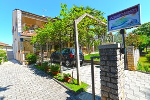 Property grounds - Apartment 1377/13012 (Istria - Poreč), 800m from the beach (Poreč)
