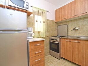 Fridge, microwave, oven, stovetop - House 1379/12998 (Istria - Stinjan), 600m from the beach (Stinjan)