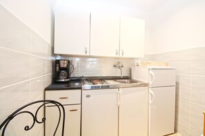 Refrigerador, placa de cocina, cafetera/tetera, utensilios de cocina