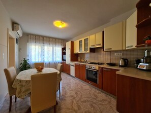Fridge, oven, stovetop, dishwasher - Apartment 1389/13109 (Istria - Fažana), 50m from the beach (Fažana)