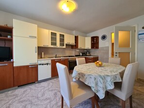 Fridge, oven, stovetop, dishwasher