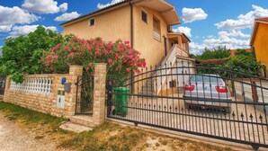 A two-story house with a stone wall and a metal gate. - Apartment 1390/13114 (Istria - Valbandon), 700m from the beach (Valbandon)