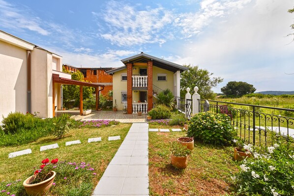 Property grounds - Apartment 1391/13129 (Istria - Banjole), 1000m from the beach (Banjole)