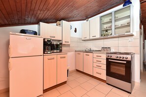 Fridge, stovetop, coffee/tea maker, cookware/dishes/utensils - Apartment 1391/13129 (Istria - Banjole), 1000m from the beach (Banjole)