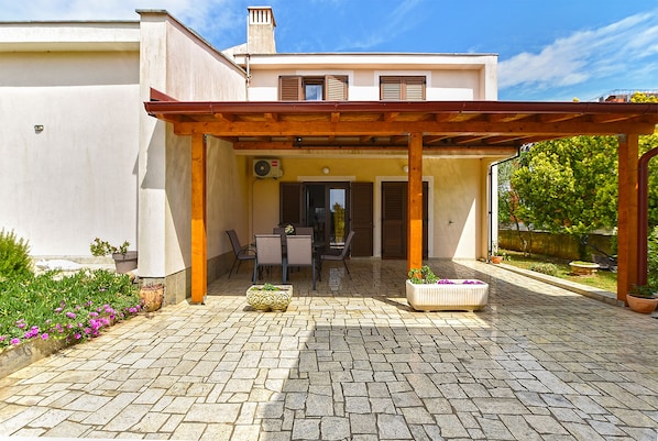 Outdoor dining - Apartment 1391/13129 (Istria - Banjole), 1000m from the beach (Banjole)