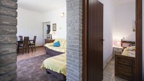 A bedroom with a bed, a nightstand, a lamp, and a desk with a chair. - Apartment 1398/13154 (Istria - Pjescana Uvala), 350m from the beach (Pjescana Uvala)
