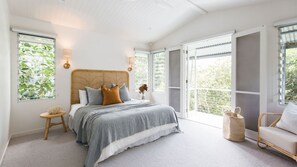 5 bedrooms, iron/ironing board, free WiFi, bed sheets - POOL - DESIGN - STYLE - FAMILY FRIENDLY (Noosa Heads)