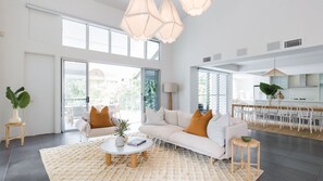 Smart TV - POOL - DESIGN - STYLE - FAMILY FRIENDLY (Noosa Heads)