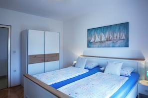 Um quarto com uma cama, um guarda-roupa e um quadro na parede.