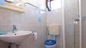 A bathroom with a sink, toilet, and shower. - Apartment 1398/13155 (Istria - Pjescana Uvala), 350m from the beach (Pjescana Uvala)