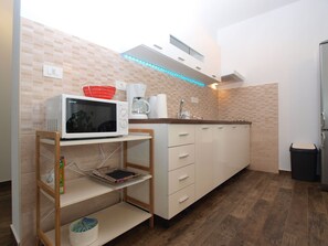 Refrigerador, microondas, placa de cocina, lavavajillas