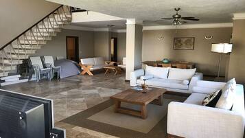 Villa, 5 Schlafzimmer | Wohnbereich | LCD-Fernseher