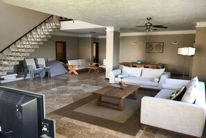Villa, 5 Schlafzimmer | Wohnbereich | LCD-Fernseher