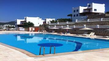 Außenpool, Sonnenschirme, Liegestühle