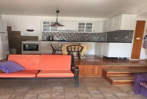 Villa, 2 habitaciones | Área de sala de estar | Televisión LCD