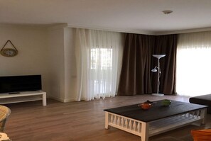 Villa | Wohnzimmer | LCD-Fernseher