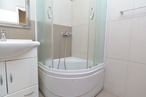 Shower - Apartment 1405/13170 (Istria - Peroj), 30m from the beach (Peroj)