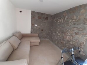 Villa, 2 Schlafzimmer | Wohnbereich | LCD-Fernseher