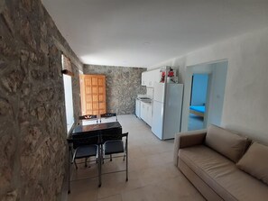 Villa, 2 Schlafzimmer | Wohnbereich | LCD-Fernseher