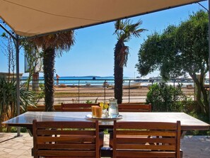 Outdoor dining - Apartment 1405/13214 (Istria - Peroj), 30m from the beach (Peroj)