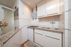 Refrigerador, placa de cocina, cafetera/tetera, utensilios de cocina