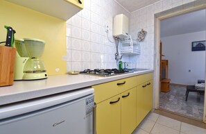 Refrigerador, placa de cocina, cafetera/tetera, utensilios de cocina