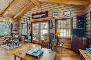 Télévision, livres, chaîne hi-fi